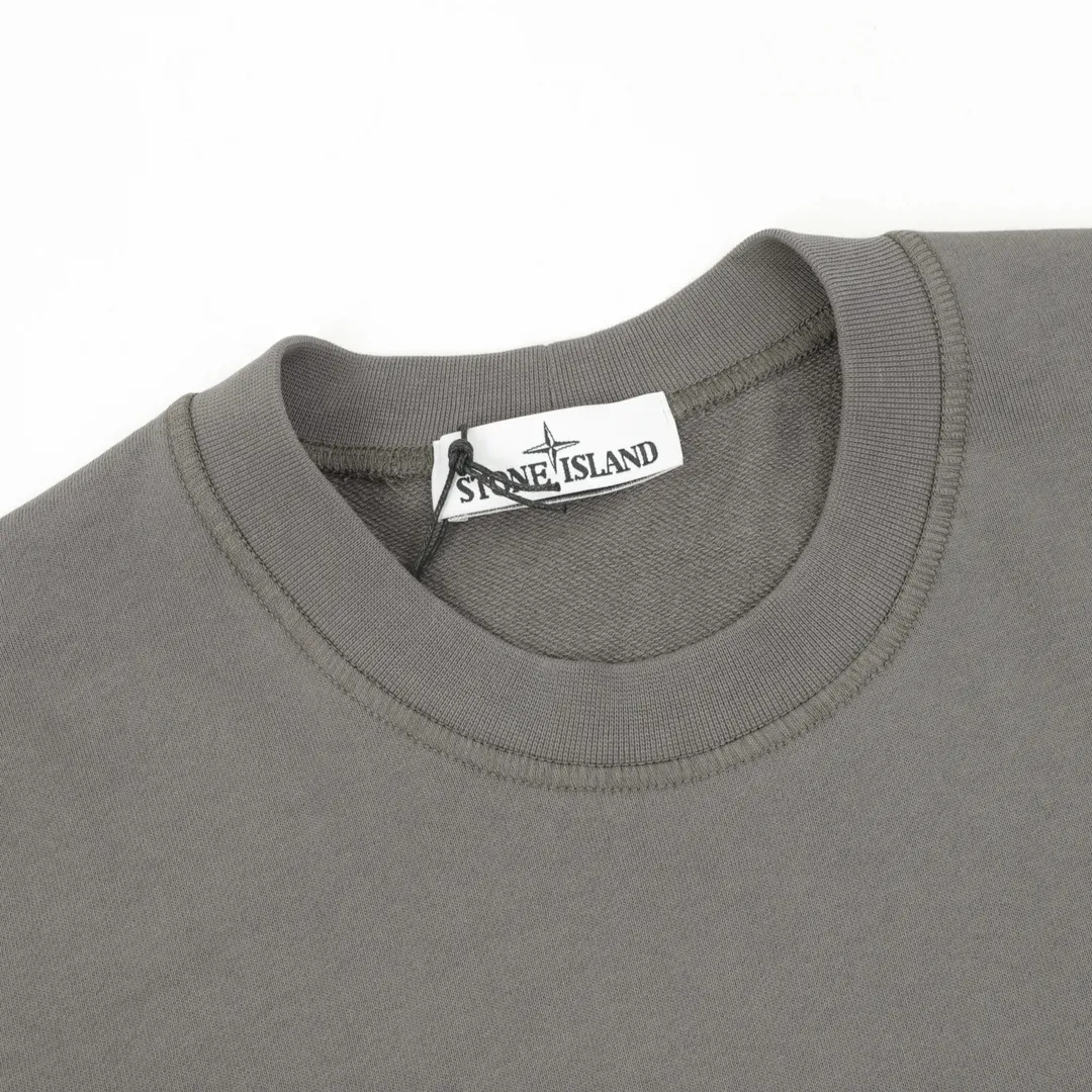 P440 Stone Island 25FW reflective letter round neck sweatshirt is made of high-quality pure cotton fabric, which is not only soft to the touch, without any itch when close to the skin, but also has excellent performance. Moreover, the fabric has been specially treated to be wear-resistant and can still maintain good shape and color after multiple washes. The classic round neck design is simple and elegant, adapting to various face shapes and facial lines. The exquisite stitching on the cuffs and hem demonstrates the brand's ultimate pursuit of details. It is strong and durable and will not easily come off. Size: S-XL